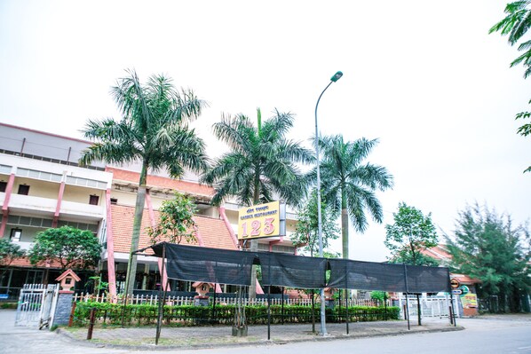 A building with a sign indicating a garden restaurant.