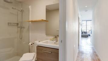 SĂšche-cheveux, serviettes fournies, savon, papier toilette