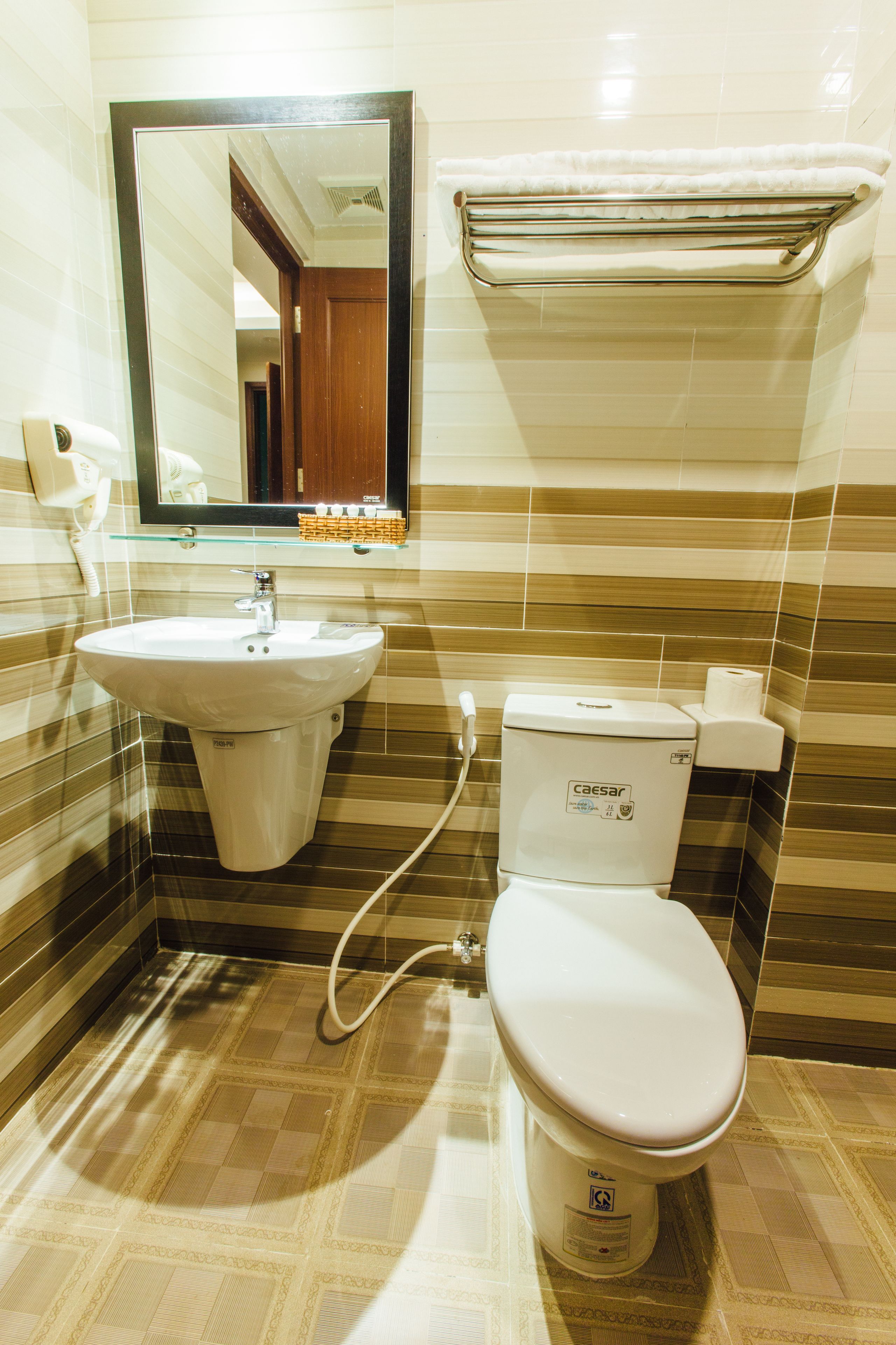 deluxe twin room | bathroom | combined shower/bathtub, free toiletries, hair dryer, slippers