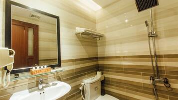 Combined shower/tub, free toiletries, hair dryer, slippers