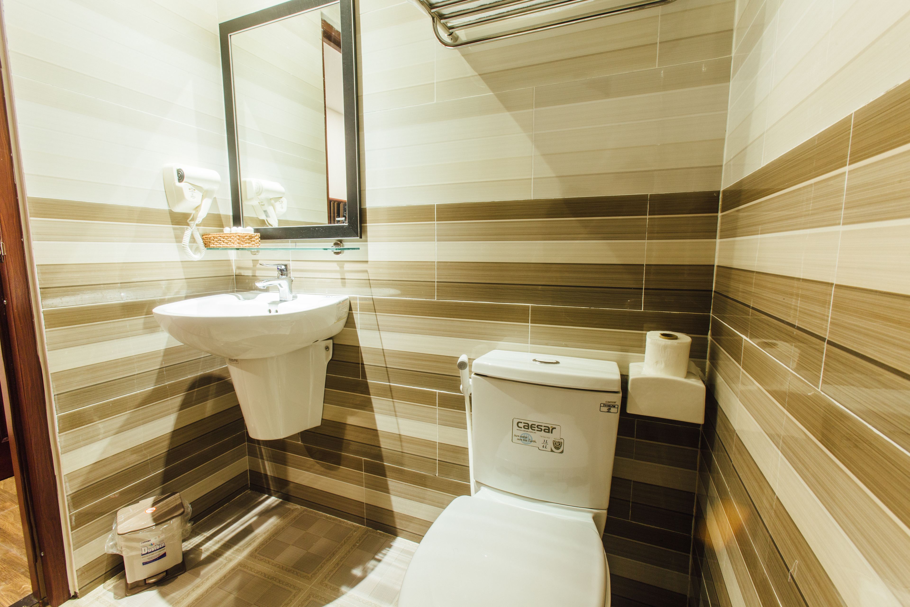 standard double room | bathroom | combined shower/bathtub, free toiletries, hair dryer, slippers