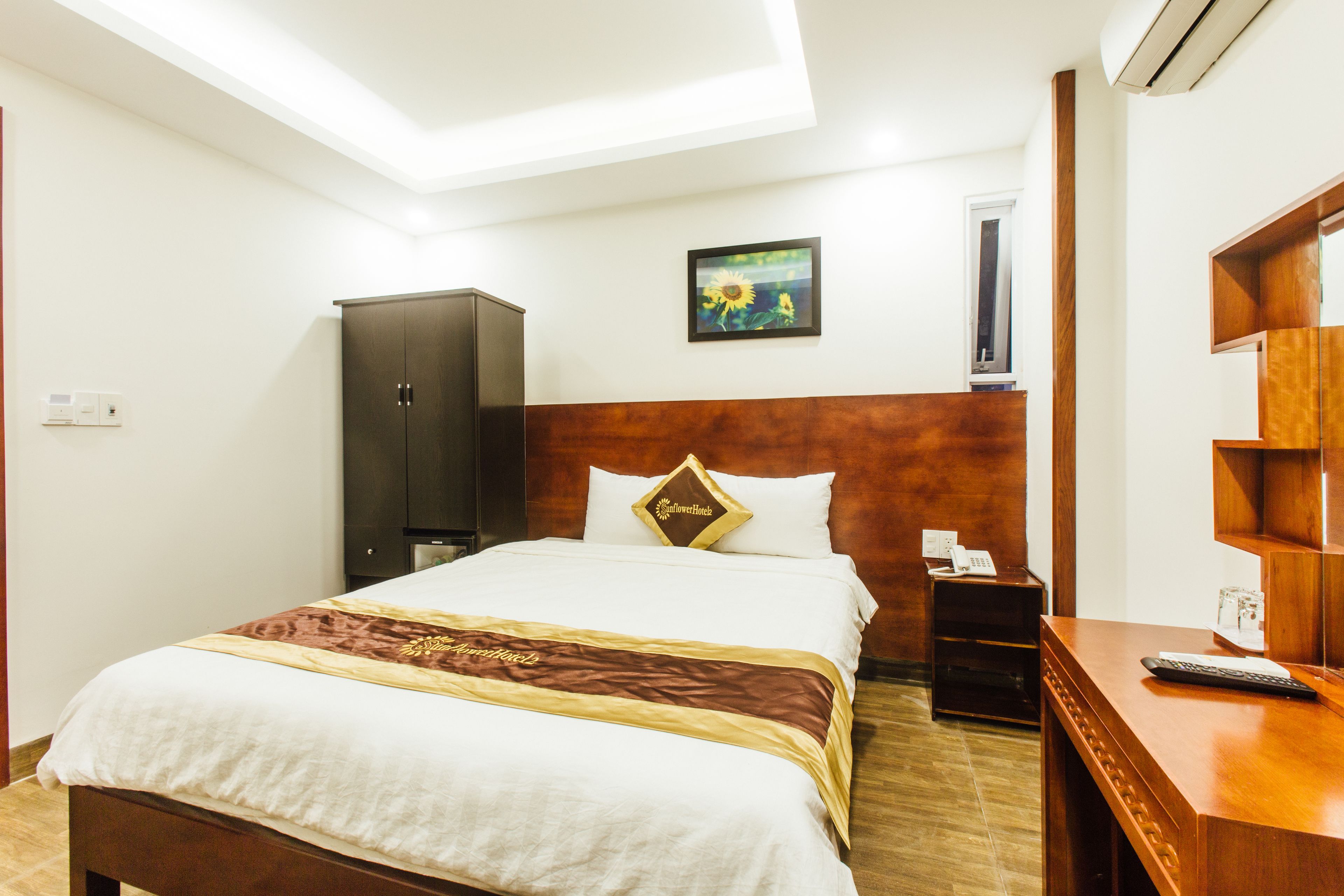 standard double room | 1 bedroom, minibar, in-room safe, desk