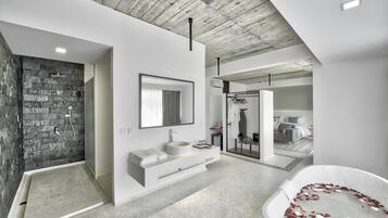 Separate tub and shower, deep soaking tub, free toiletries, hair dryer
