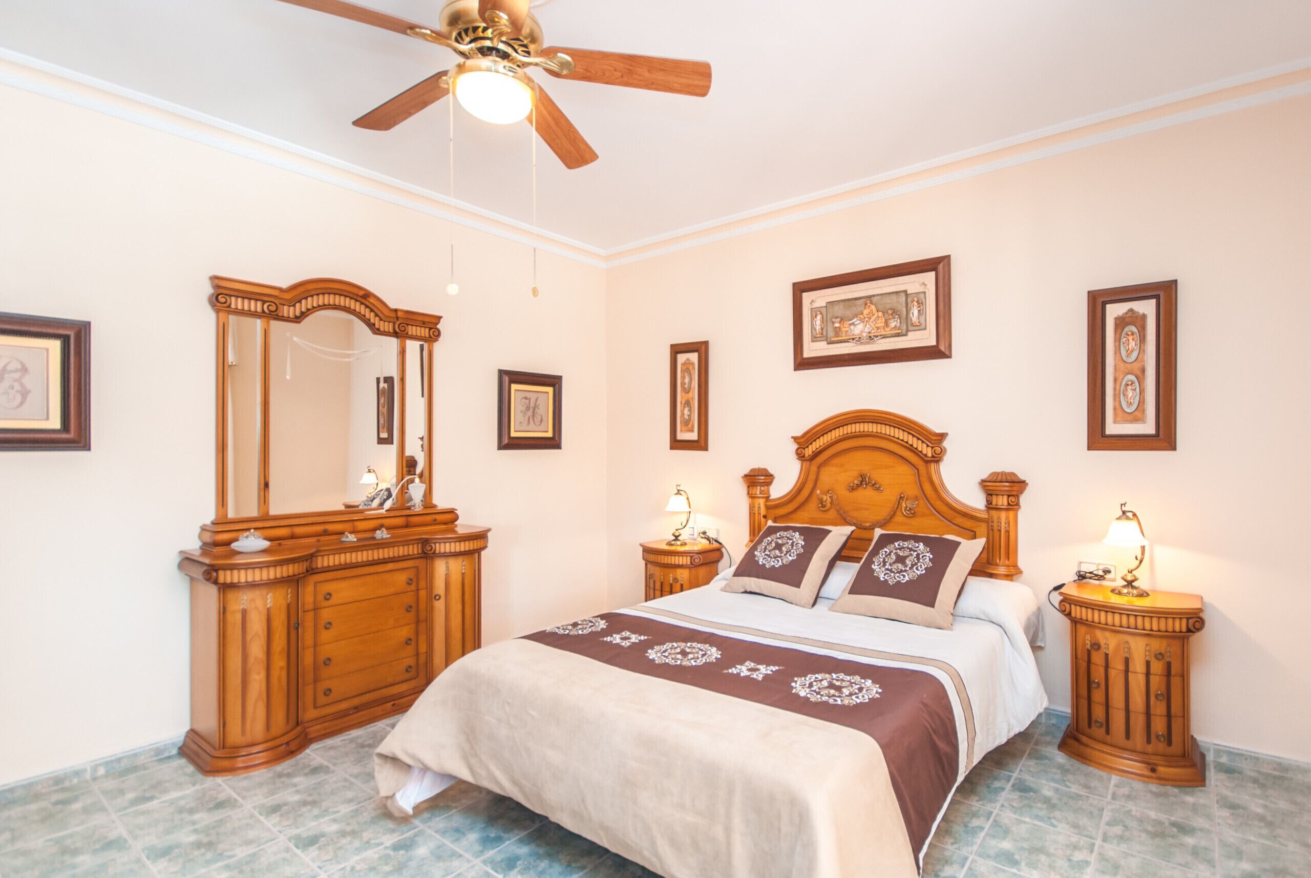 5 dormitorios, tabla de planchar con plancha, wifi gratis y ropa de cama