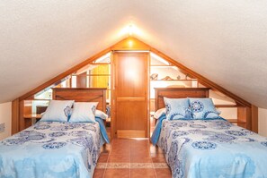 5 bedrooms, iron/ironing board, free WiFi, bed sheets