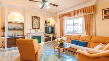 Een televisie en een open haard