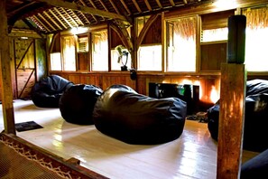 Interior - The Rabbit Tree - Hostel (Gili Meno)