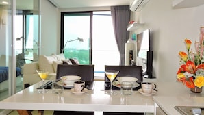 Apartamento Deluxe, 1 habitación, cocina básica, vistas al mar | Servicio de comidas en la habitación