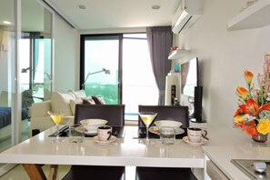 Deluxe Apartment, 1 Bedroom, Kitchenette, Ocean View | In-room dining - Acqua (Pattaya)