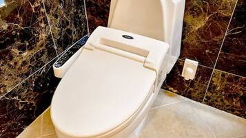 Habitación estándar | Baño | Bañera y ducha independientes y artículos de higiene personal gratuitos