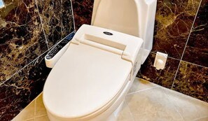 Standard Double Room | Bathroom | Separate tub and shower, free toiletries, hair dryer, bathrobes - Airtel Busan (Busan)