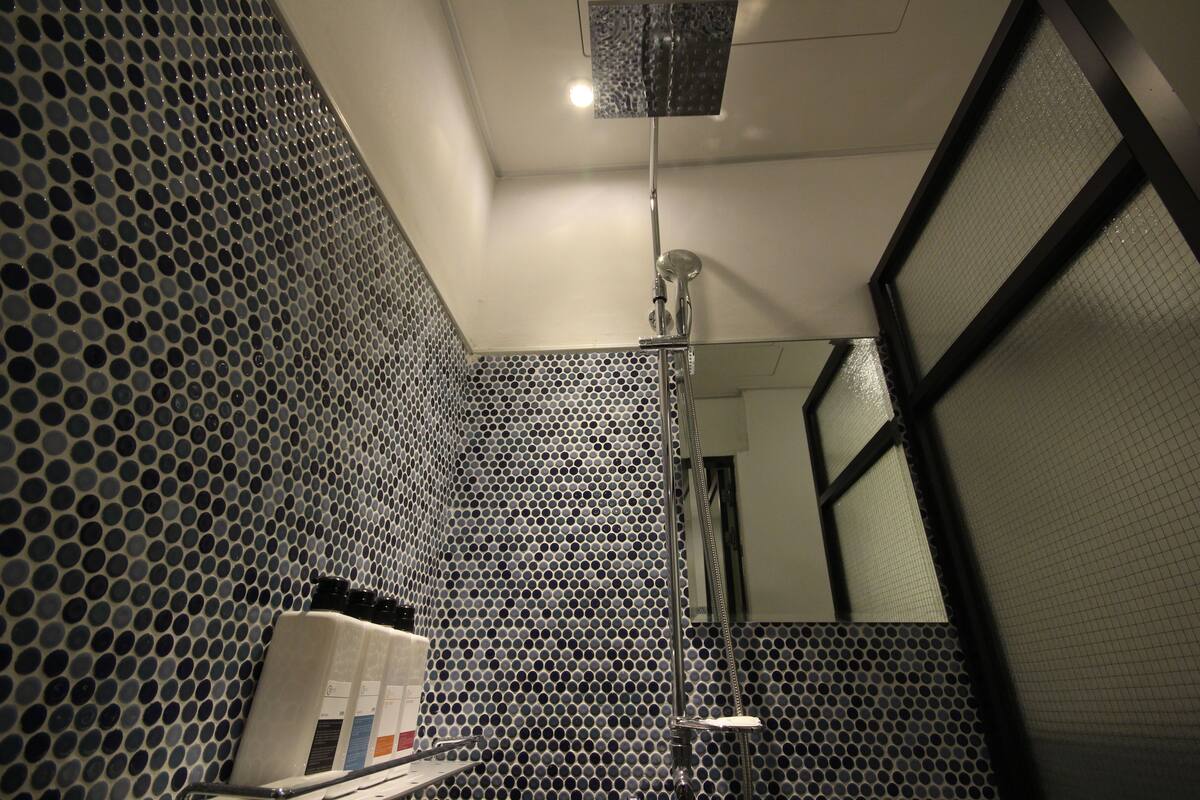 standard room | bathroom | separate bathtub and shower, free toiletries, hair dryer, dressing gowns