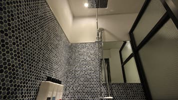Habitación estándar | Baño | Bañera y ducha independientes y artículos de higiene personal gratuitos