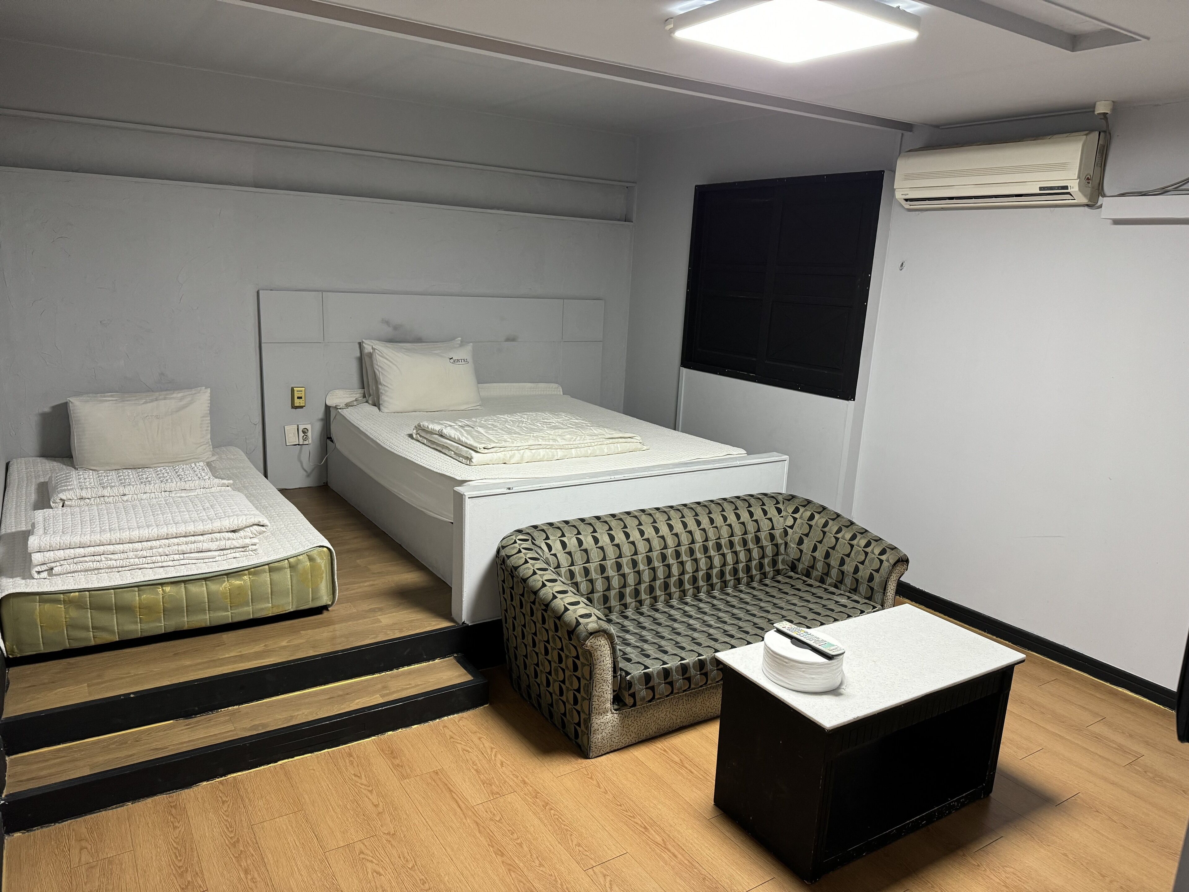 soundproofing, free wifi, bed sheets