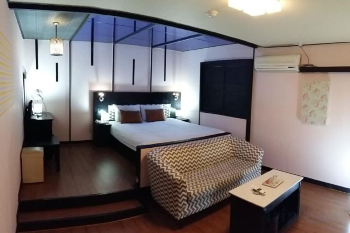 Soundproofing, free WiFi, bed sheets