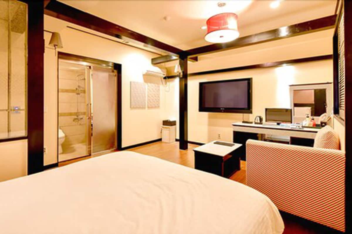 family room (1double+1sinlge+1futon) | soundproofing, free wifi, bed sheets