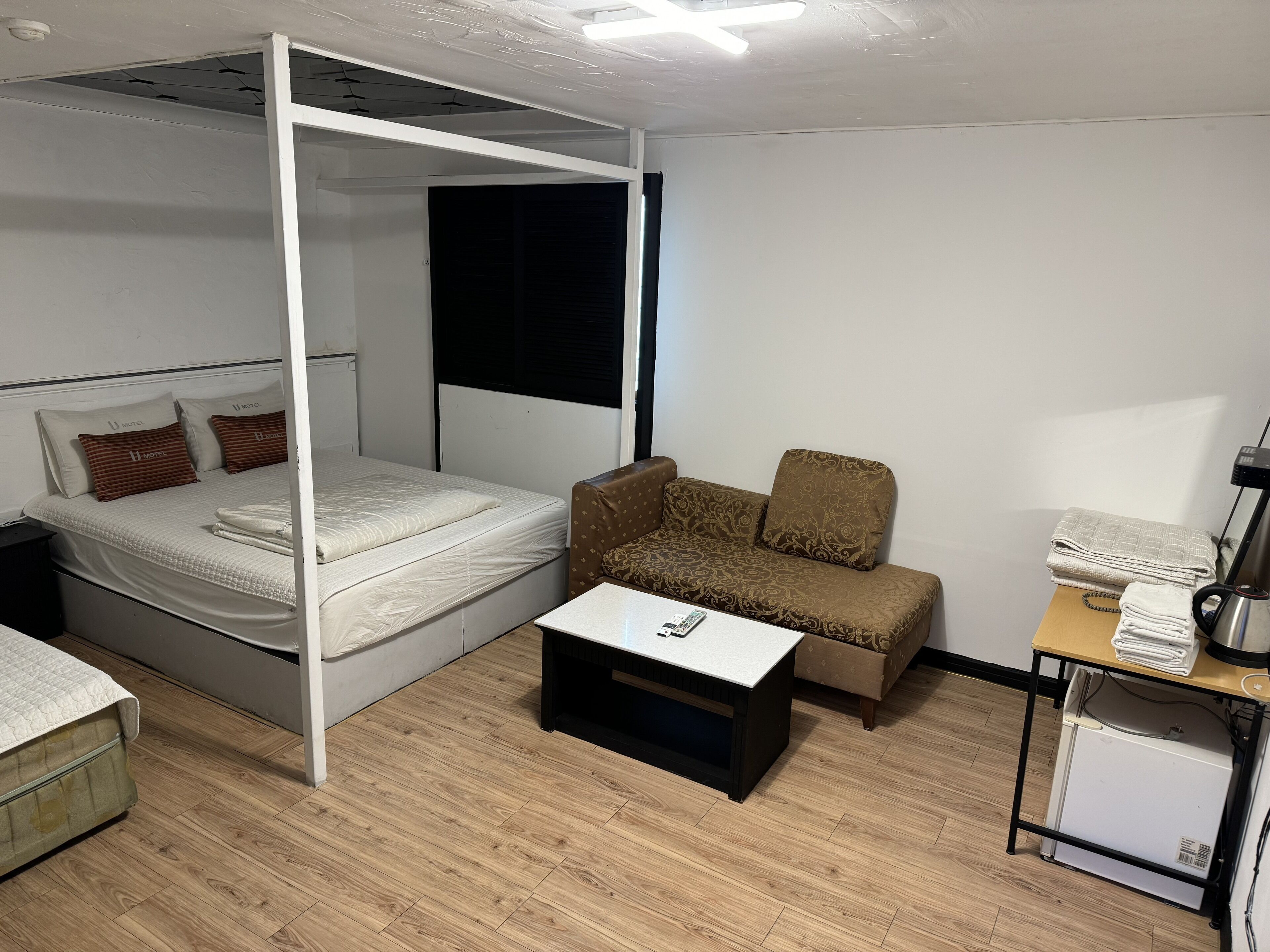 soundproofing, free wifi, bed sheets