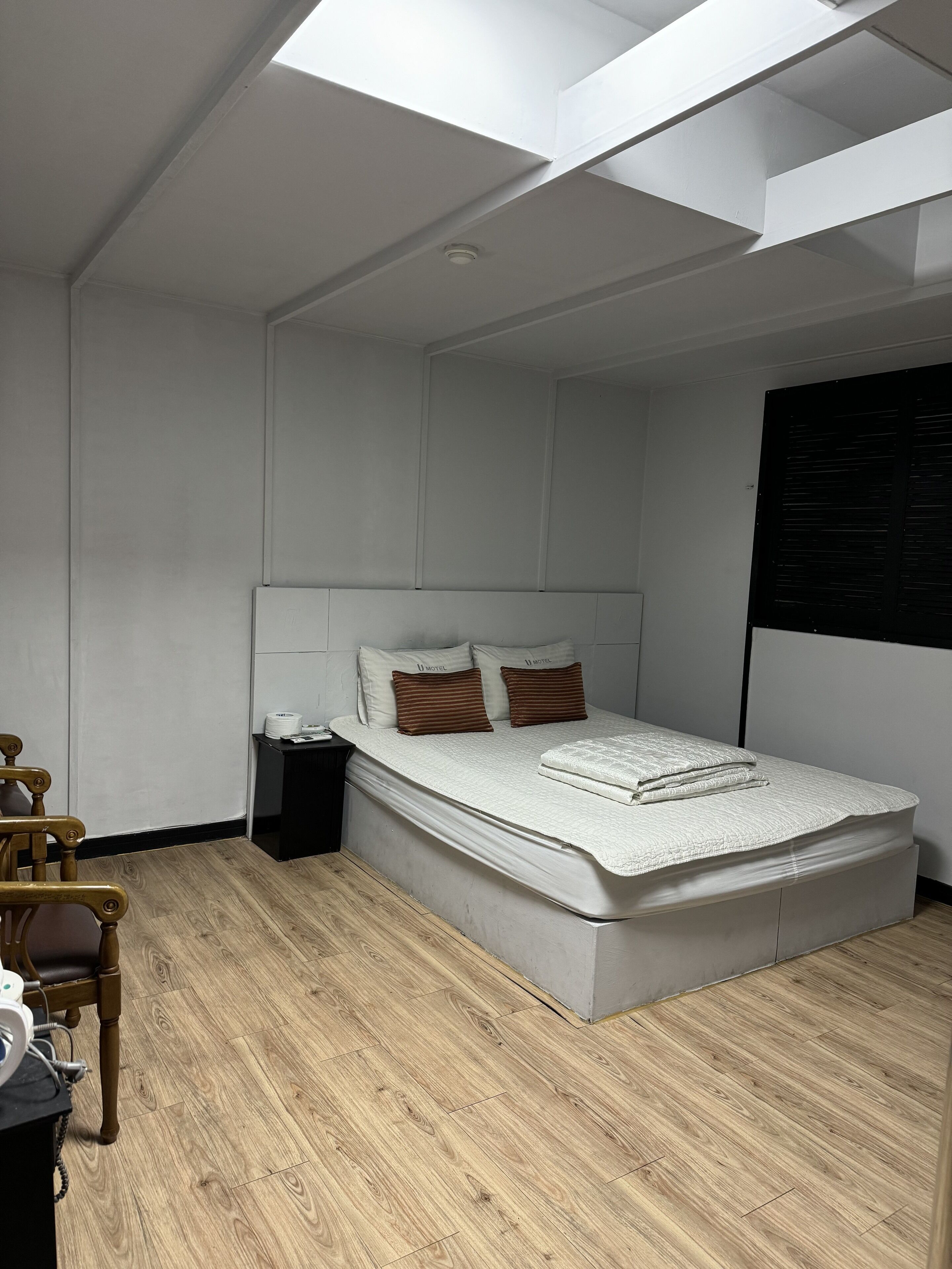 soundproofing, free wifi, bed sheets