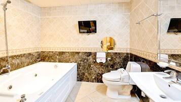 Quarto família (1Double+1Sinlge+1Futon) | Banheiro | Banheira e chuveiro separados, produtos de toalete grátis