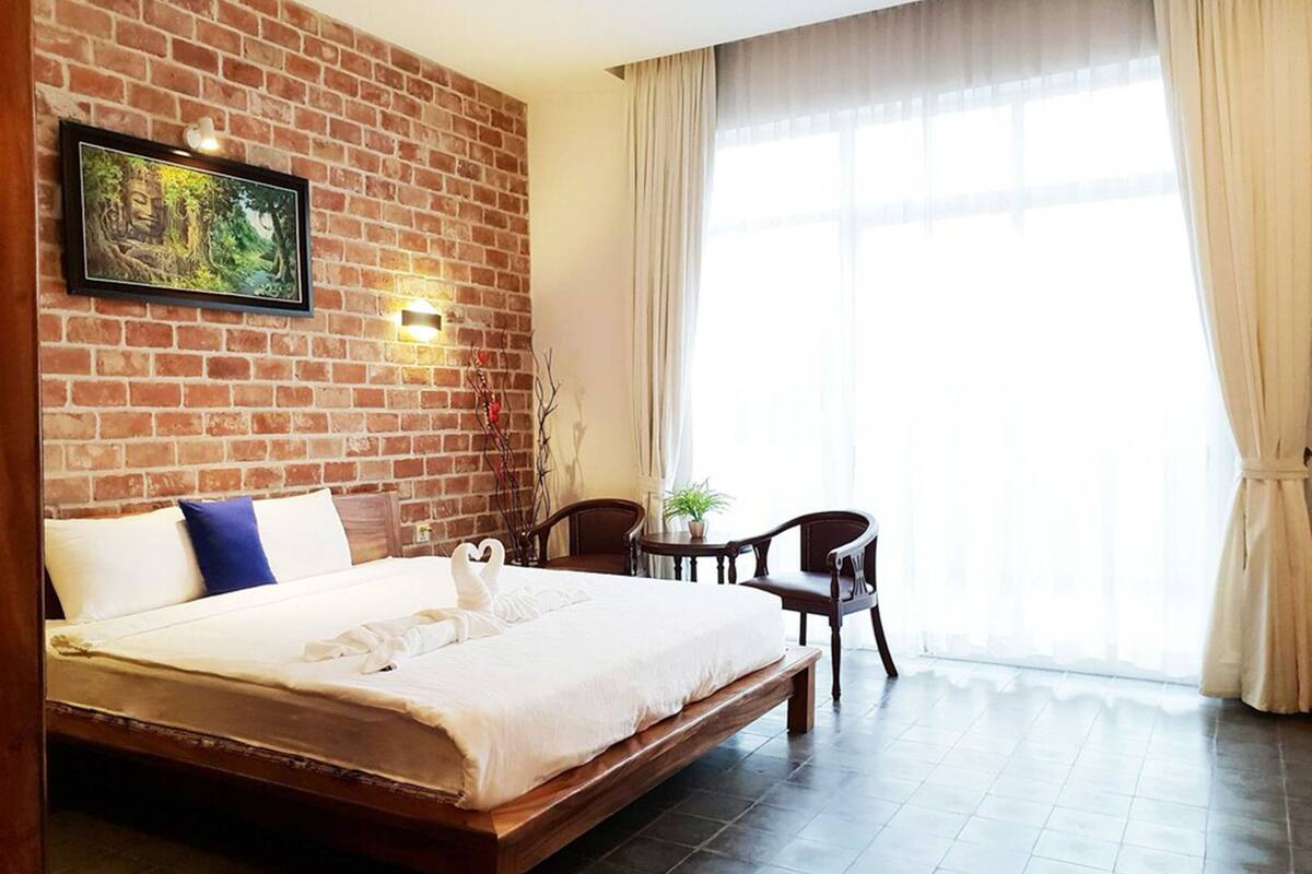 Chambre Premier double, 1 très grand lit, balcon, vue sur le jardin | Literie de qualité, coffre-fort, bureau, fer et planche à repasser