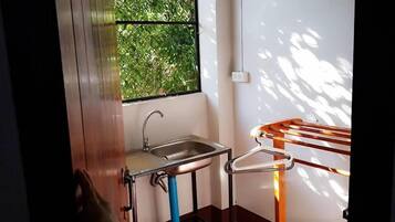 Shower, free toiletries, towels