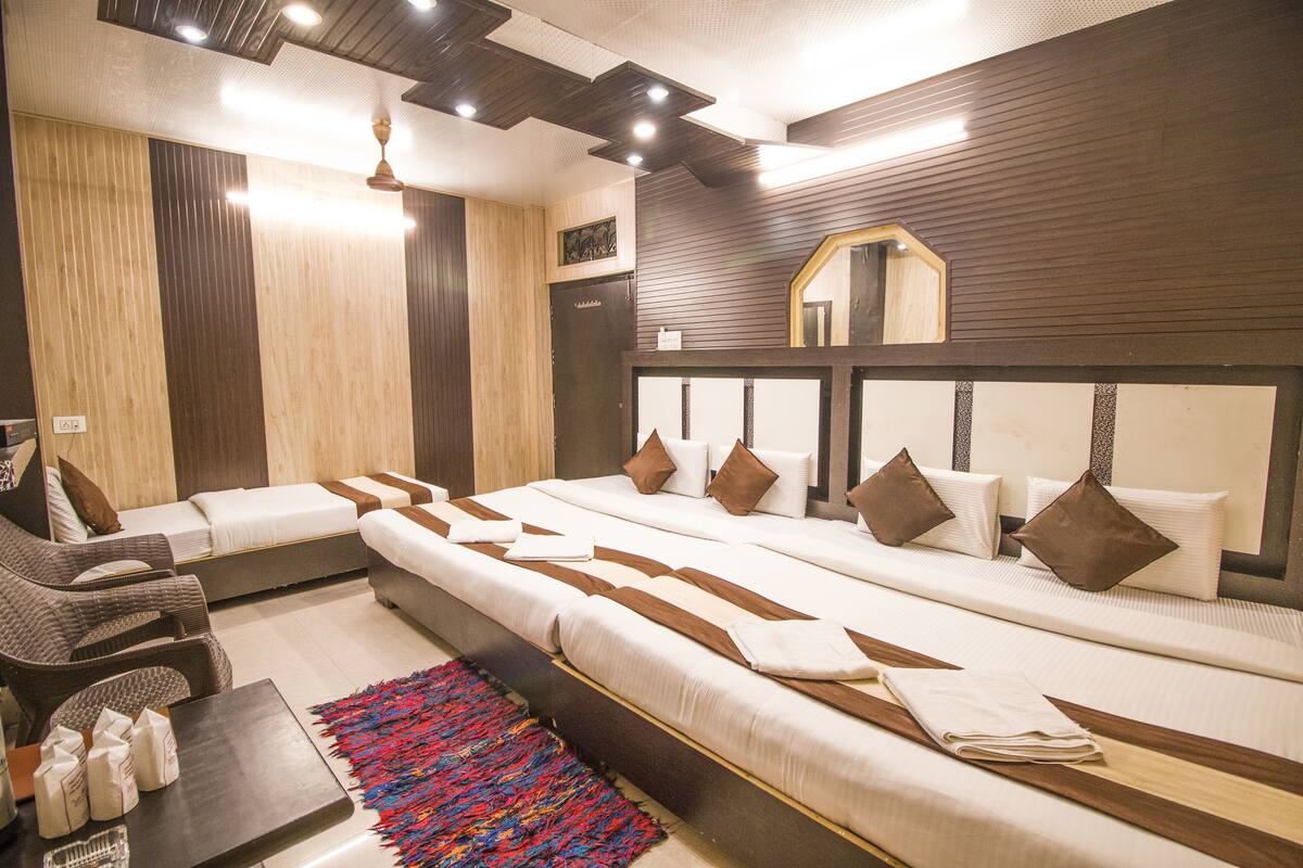 Family Quadruple Room, 2 Queen Beds | 1 bedroom, soundproofing, iron/ironing board, WiFi (free)