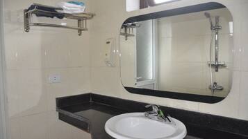 Douche, articles de toilette gratuits, sèche-cheveux, chaussons