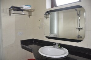 تجهيزات دش، مستلزمات مجانية للعناية الشخصية، مجففات شعر، خف للقدمين