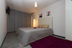 3 室のベッドルーム、アイロン / アイロン台、WiFi (無料)、ベッドシーツ