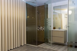 Dusche, Haartrockner, Bidet, Handtücher