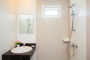 Standard Double Room | Bathroom