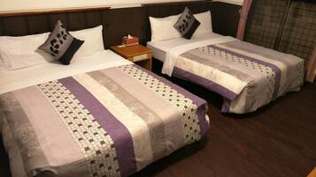 Standard Quadruple Room | 1 bilik tidur, meja, langsir/tirai gelap terus, Wi-fi percuma