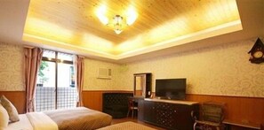 Deluxe Quadruple Room, 2 Double Beds, Hot Tub, Pool View | Desk, blackout drapes, free WiFi - Chiben Hot spring Tsai-toa's Home (Taimali)