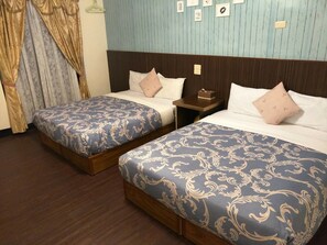 標準四人房 | 書桌、遮光窗簾/窗簾、免費 Wi-Fi