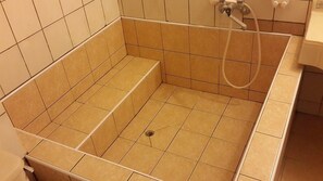 標準四人房 | 浴室 | 花灑/浴缸組合、泉水浴、免費梳洗用品、風筒