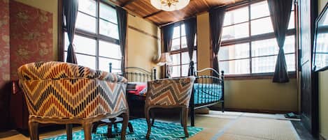 Deluxe Double Room, 1 Bedroom | 2 bilik tidur, langsir/tirai gelap terus, Wi-fi percuma, cadar katil