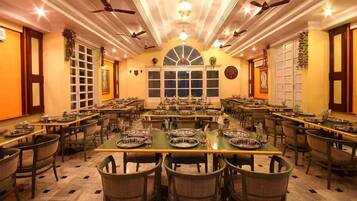 Päivittäinen buffetaamiainen (250 INR per henkilö)