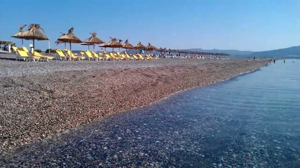 Una spiaggia nelle vicinanze