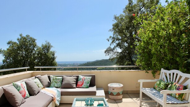 A sunlit outdoor seating area with a sofa, a bench, and a coffee table. - Villa Mediterranea, Urb Rio de Oro (Calonge)