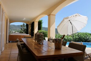 屋外ダイニングエリア