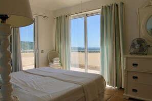 3 bedrooms, iron/ironing board, WiFi, bed sheets - Villa Mediterranea, Urb Rio de Oro (Calonge)