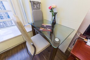 Habitación familiar | Escritorio, espacio para trabajar con un portátil, cortinas opacas