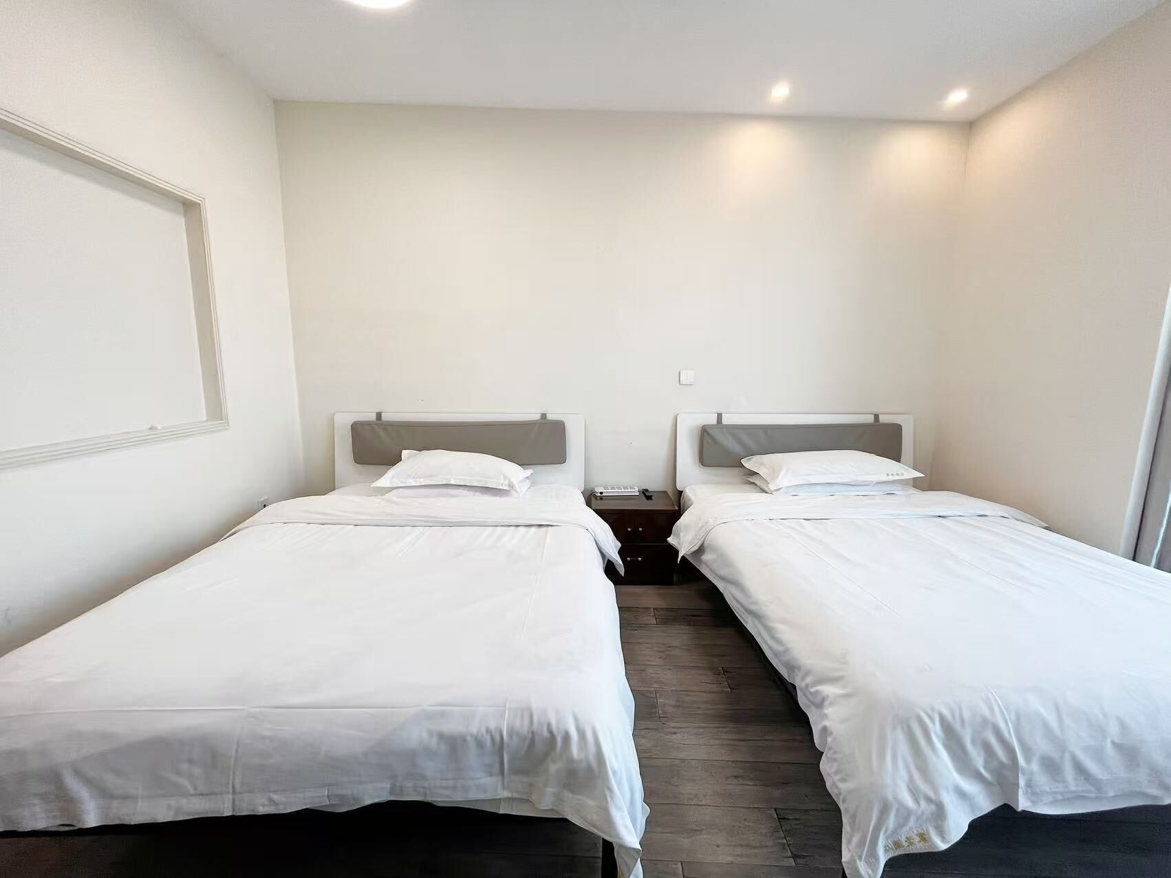 Deluxe Twin Room | Desk, laptop workspace, blackout drapes, soundproofing