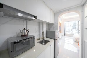 两室双床大套房 | 办公桌、笔记本电脑工作区、遮光窗帘、隔音