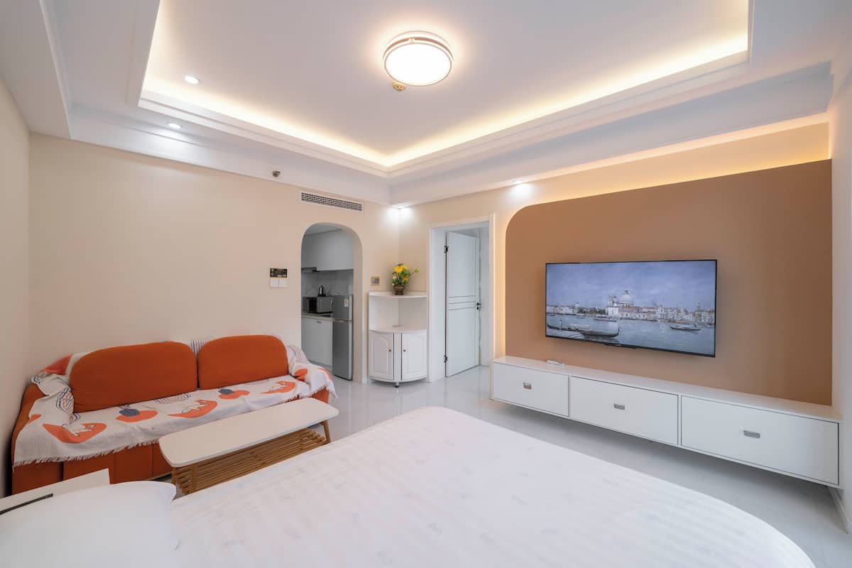 Escritorio, espacio para trabajar con laptop y cortinas blackout