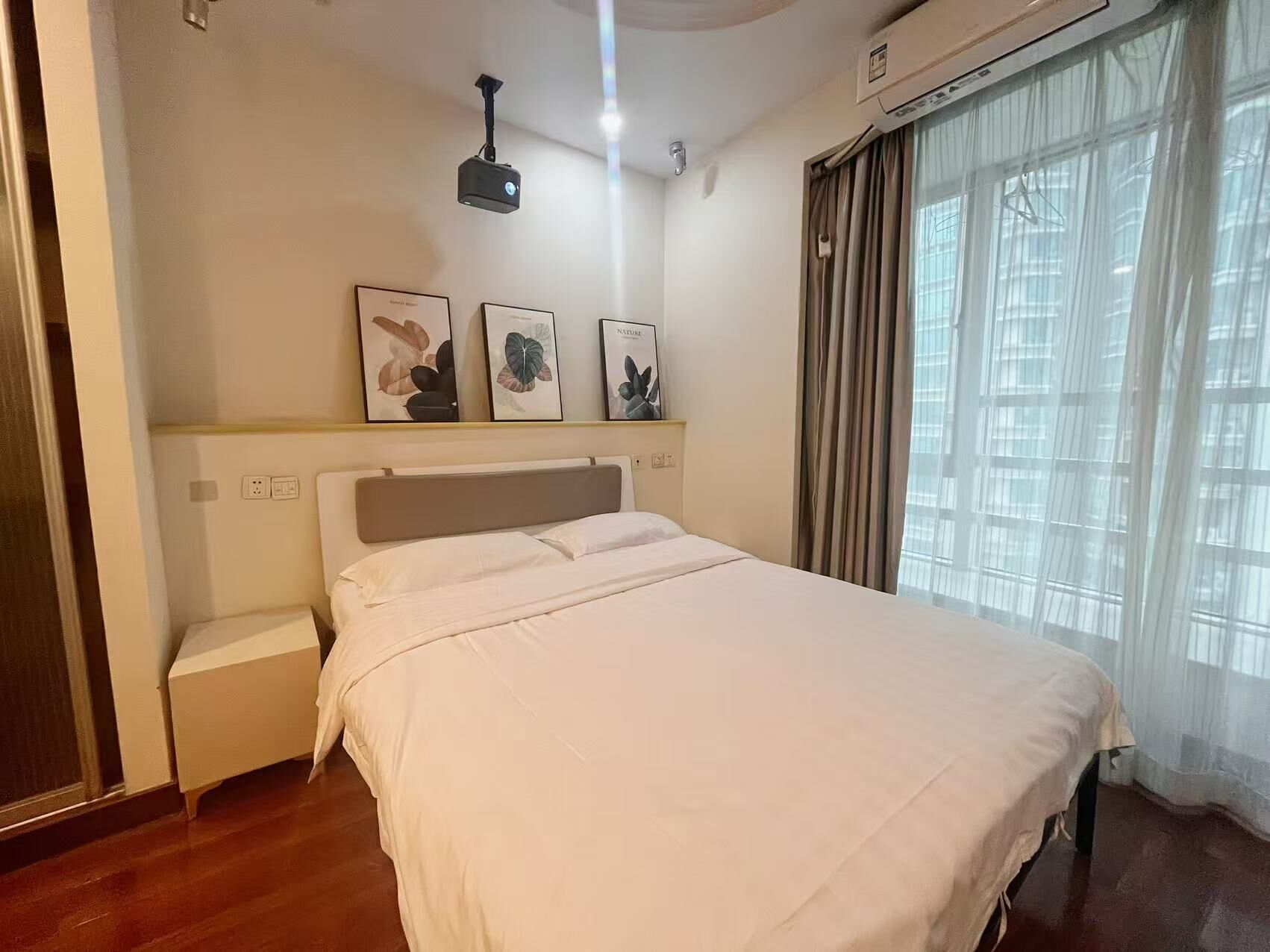 Superior Business Room | Desk, laptop workspace, blackout drapes, soundproofing