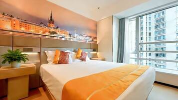 Quarto família | Escrivaninha, espaço de trabalho para notebook, cortinas blackout