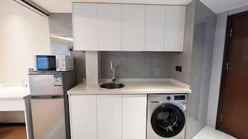 Full-sized fridge, microwave, stovetop, electric kettle