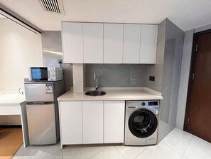 Refrigerador con congelador, microondas y parrilla de estufa 