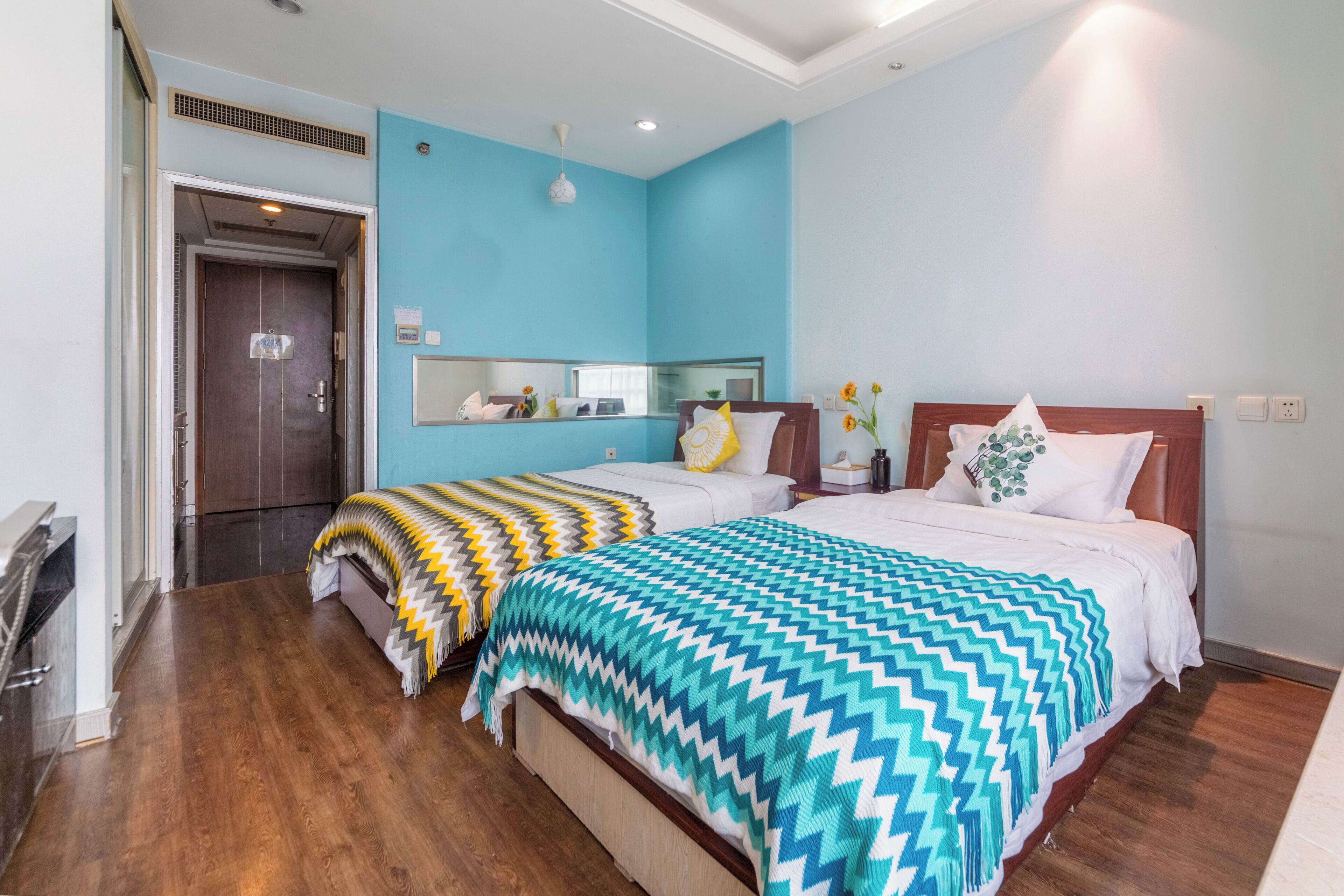 Quarto duplo luxo | Escrivaninha, espaço de trabalho para notebook, cortinas blackout